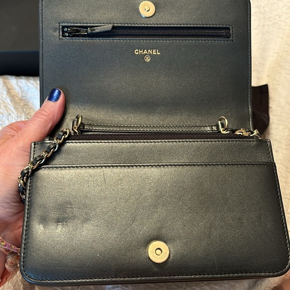 Chanel irradescent wallet with pearl chain. - Picture 6 of 7